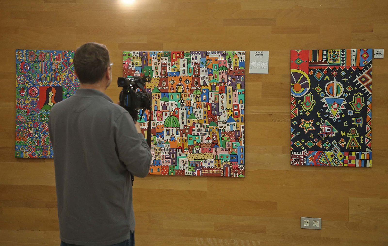 Fotos de la exposición de Zahira Tigtate en Algeciras