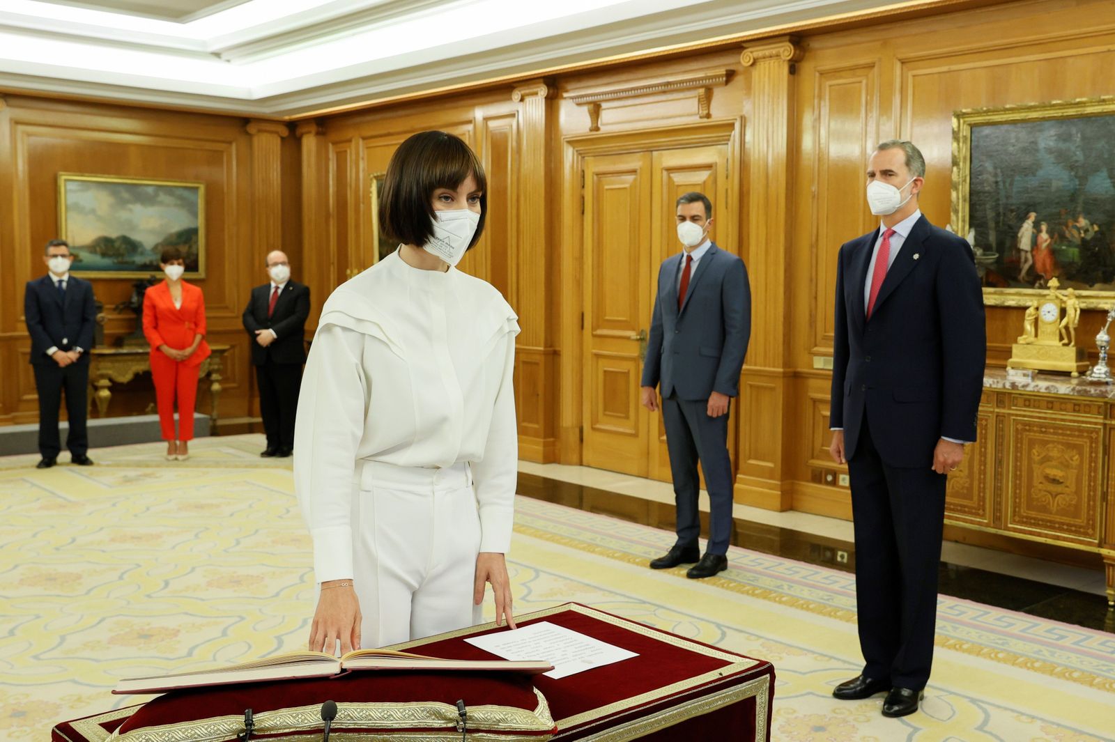 El rey Felipe VI (d) y el presidente del Ejecutivo, Pedro Sánchez (2d), observan a la nueva ministra de Ciencia e innovación, Diana Morant