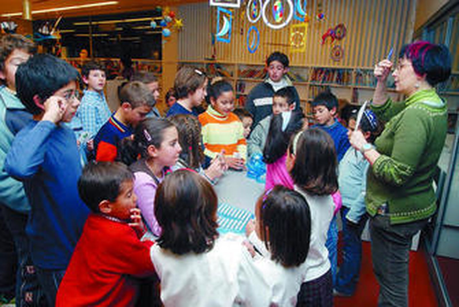 Un grupo de niños en la Biblioteca Infanta Elena en una de sus actividades.