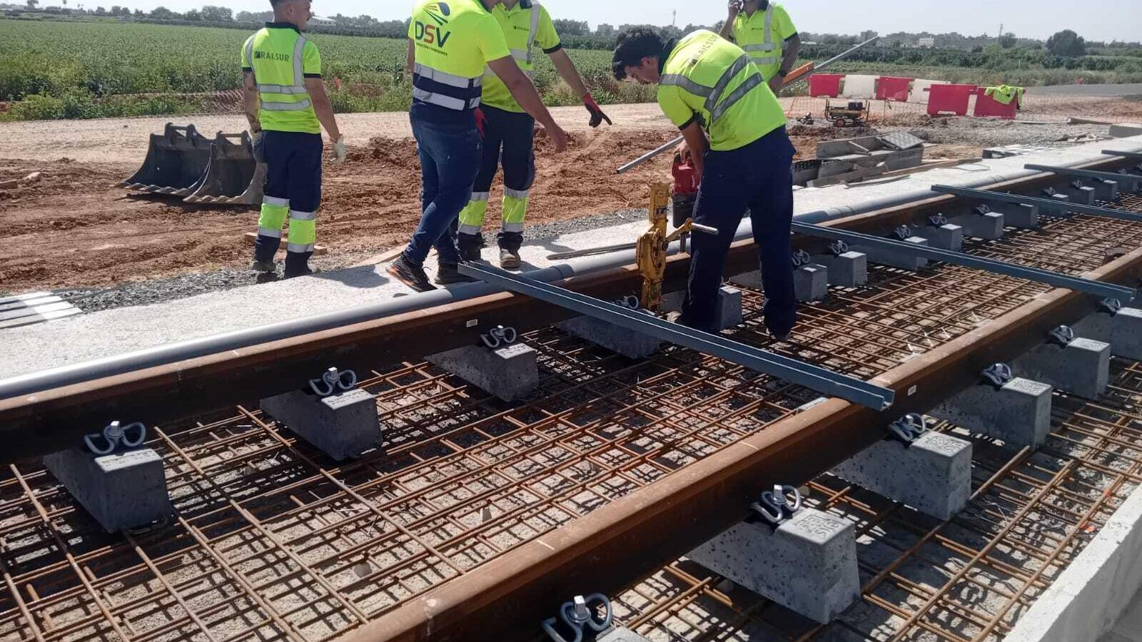 Montaje de vías del Metro en el ramal técnico de la línea 3 en El Higuerón.