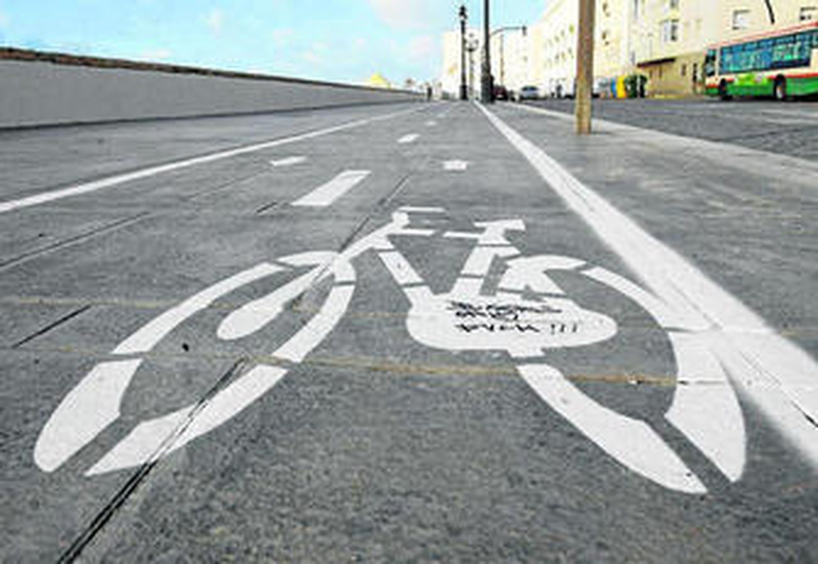 Señal del carril bici en el Campo del Sur, uno de los que más críticas ha recibido.