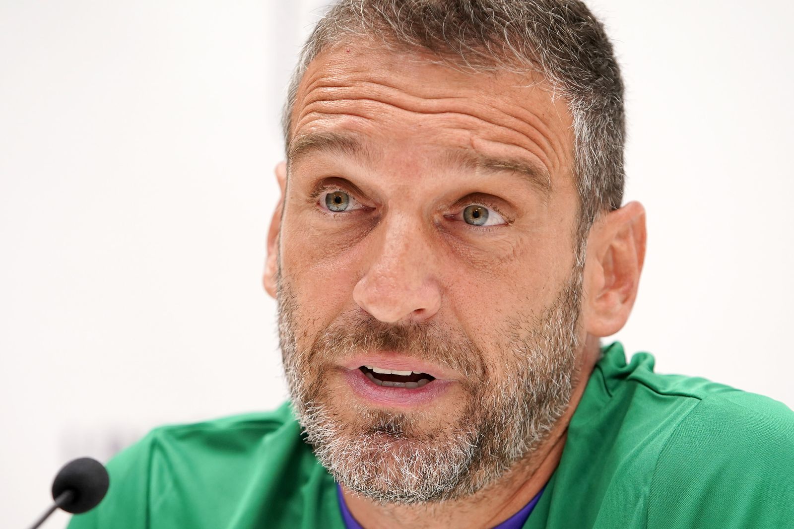 Primer plano de Ibon Navarro en la sala de prensa del Carpena.