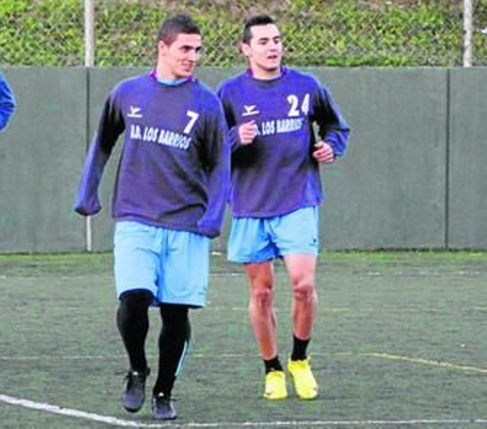 Álvaro Navarro (24), junto a Juanjo en un entrenamiento de la UD Los Barrios.