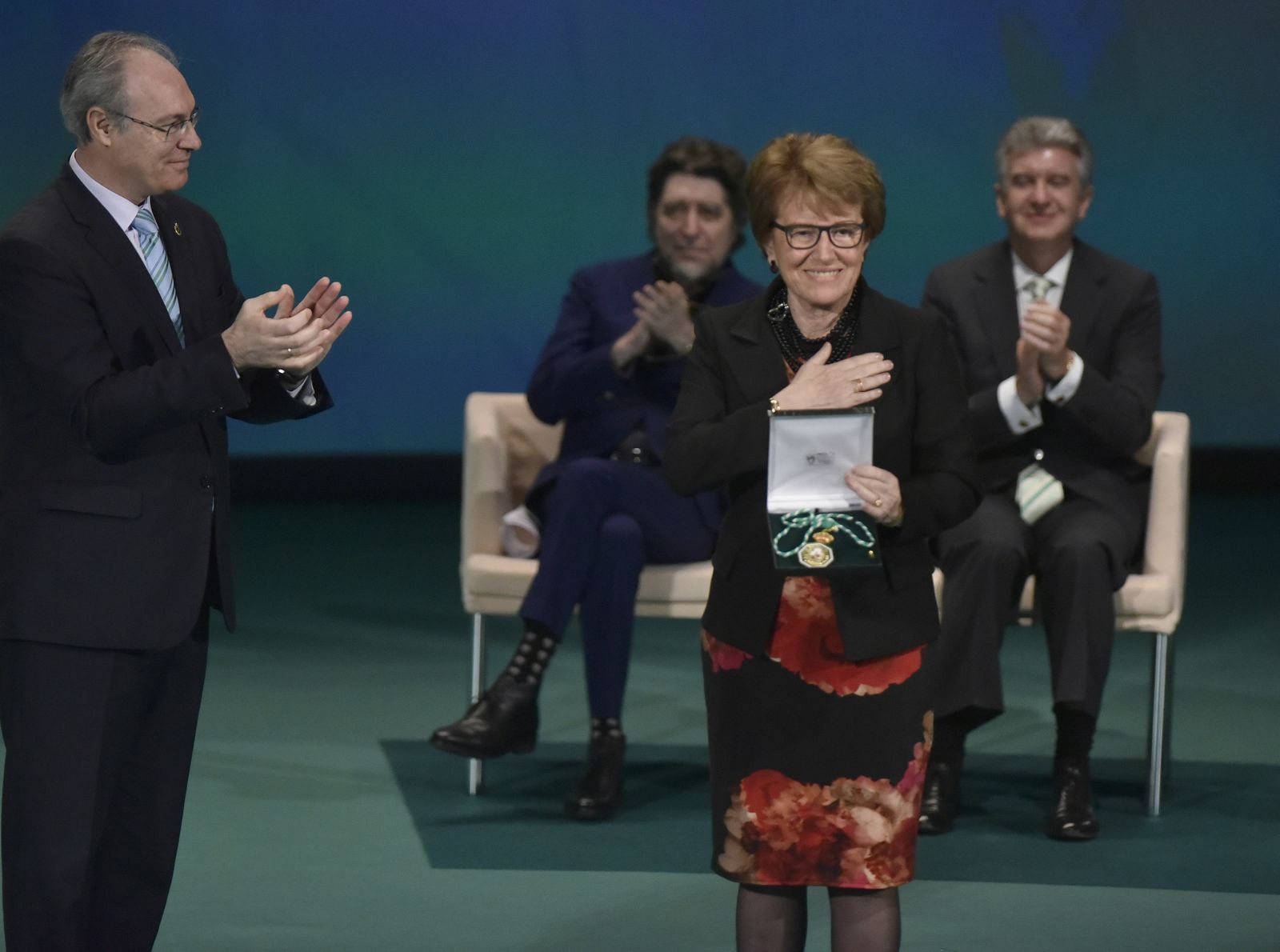 María Luisa Escribano recoge la Medalla de Andalucía, en 2016.