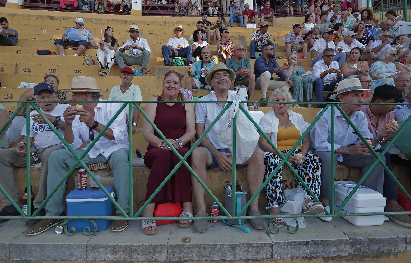 Búscate en la Plaza de Toros 'El Arenal' durante la novilla mixta con picadores del sábado de la Feria de La Línea