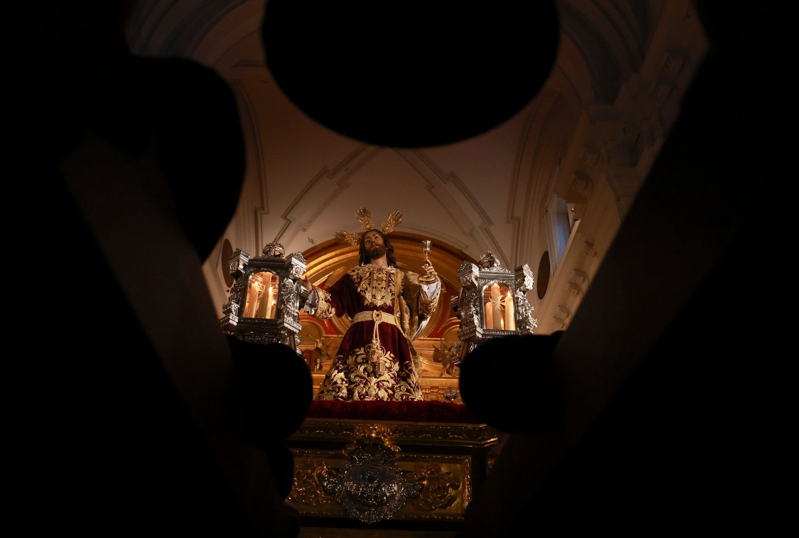 El vía crucis inaugura la cuaresma, en imágenes