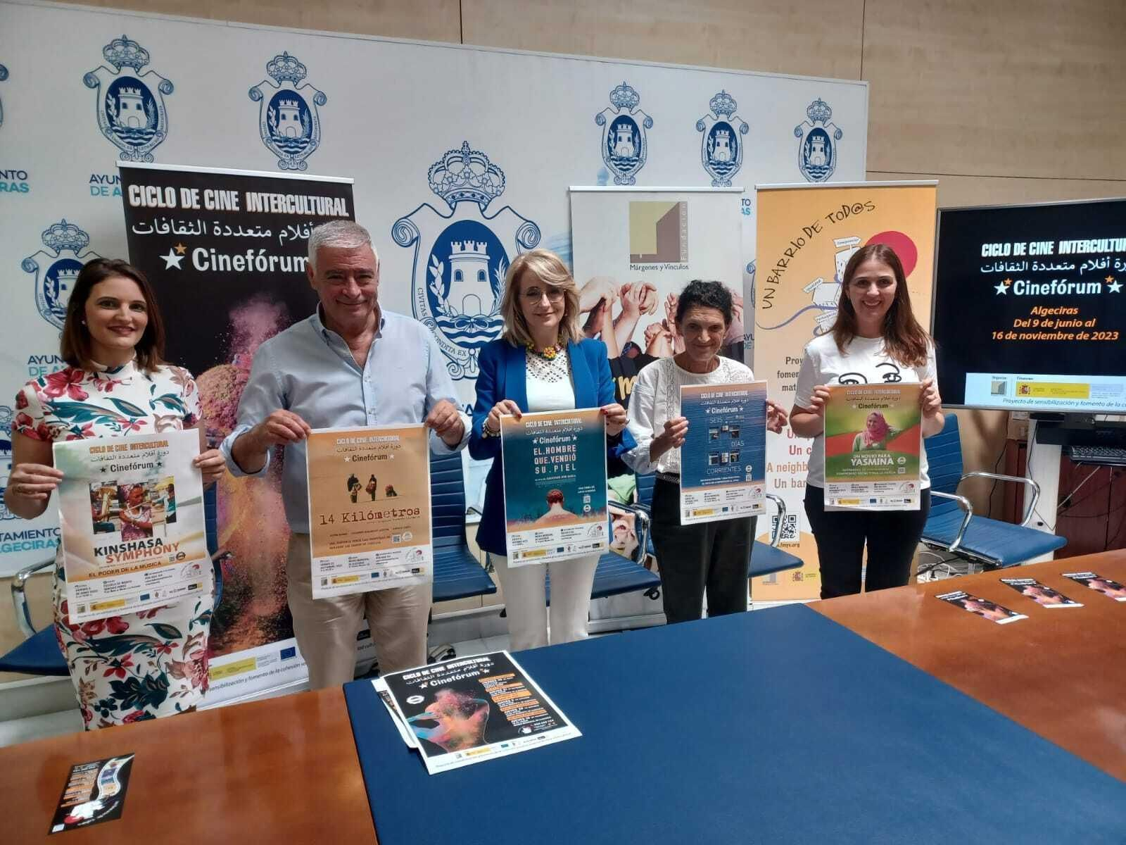 La presentación de los cortometrajes por Francisco Mena y Pilar Pintor. La presentación de los cortometrajes por Francisco Mena y Pilar Pintor.