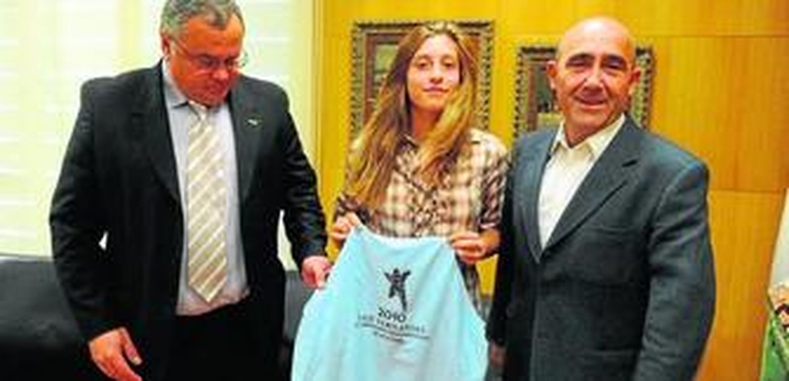 El podio formado por Patricia Ortega (i), Paula Ortega (c) y Belén Donoso, a la derecha.