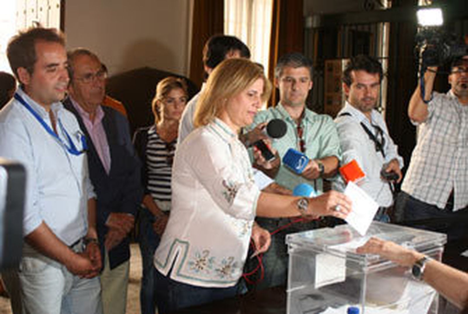 El PP logra la mayoría absoluta