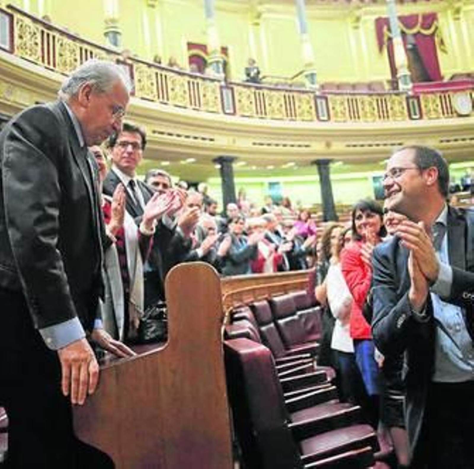 Guerra, ayer, es aplaudido por los demás diputados en el Congreso.