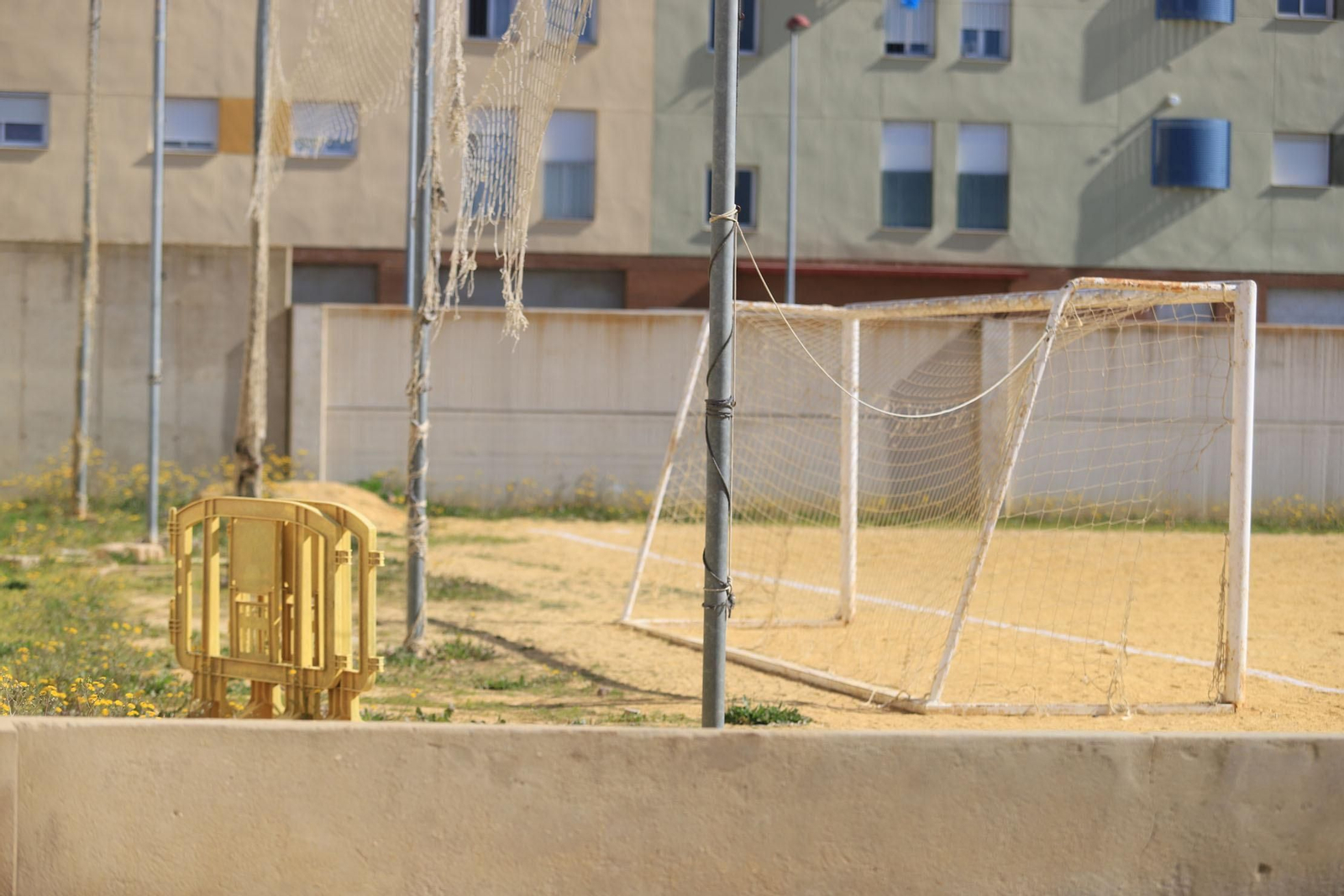 Imagen del interior del campo de fútbol de la barriada de Pérez Cubillas.