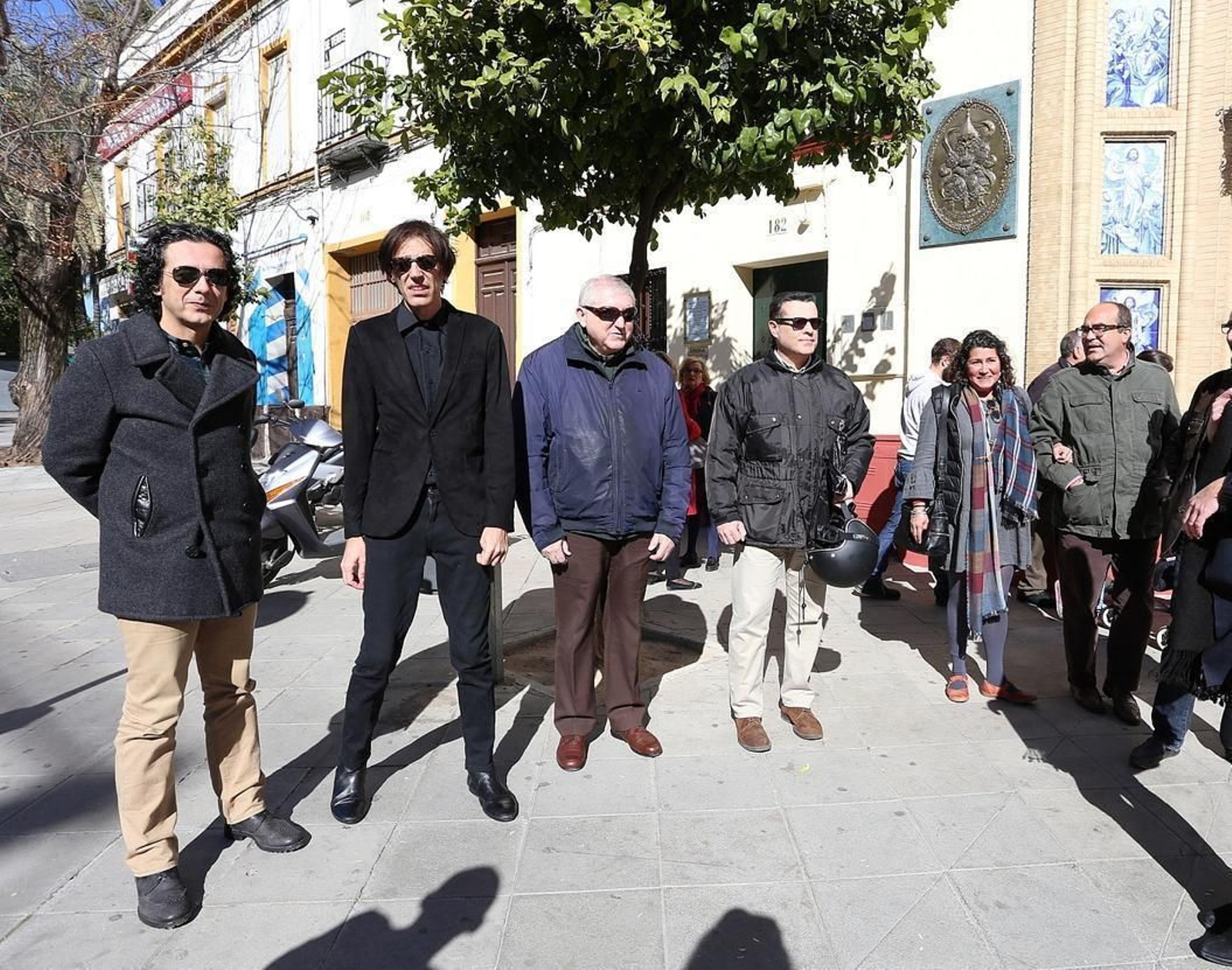 Sammy Taylor, hijo de Silvio, segundo por la izquierda, con admiradores de su padre ayer junto al Cachorro.