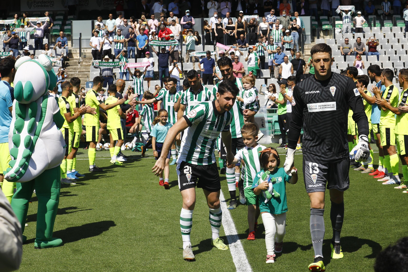 Carlos Marín entra al césped de El Arcángel durante el último encuentro ante el Ceuta.