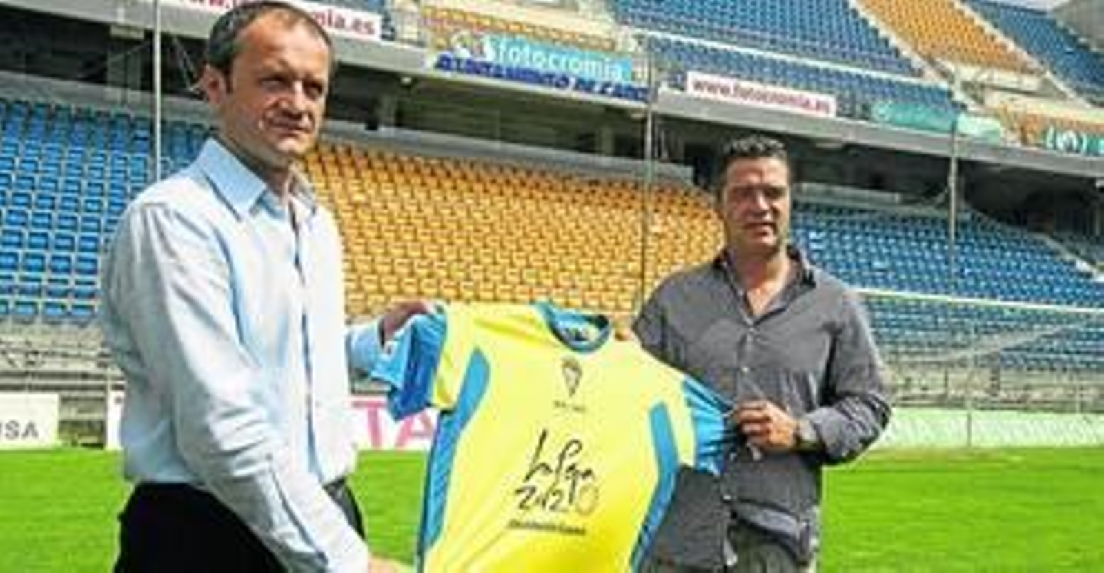Vidakovic (i) y Ureña sostienen una camiseta del Cádiz sobre el césped del Ramón de Carranza.