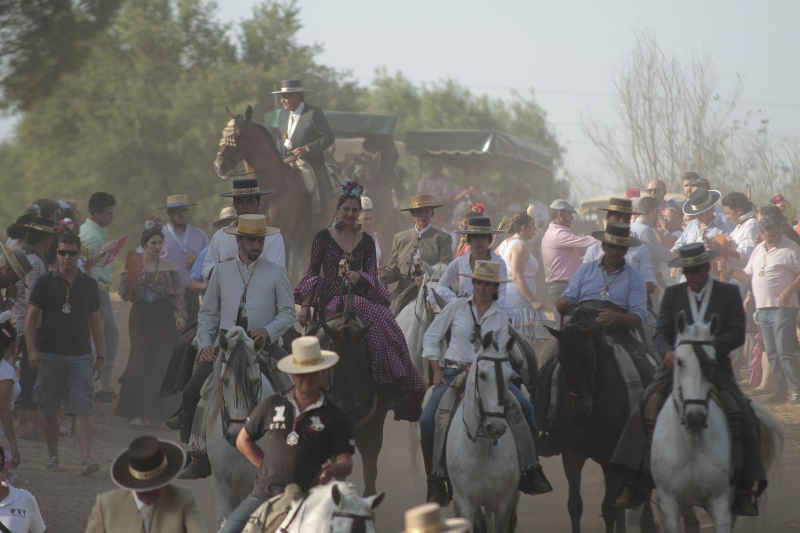Las hermandades cruzan el vado del Quema