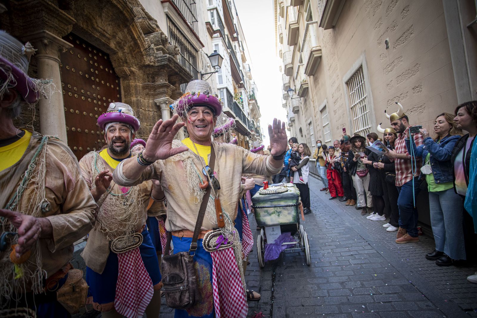 Imágenes del domingo de Carnaval ilegal en Cádiz
