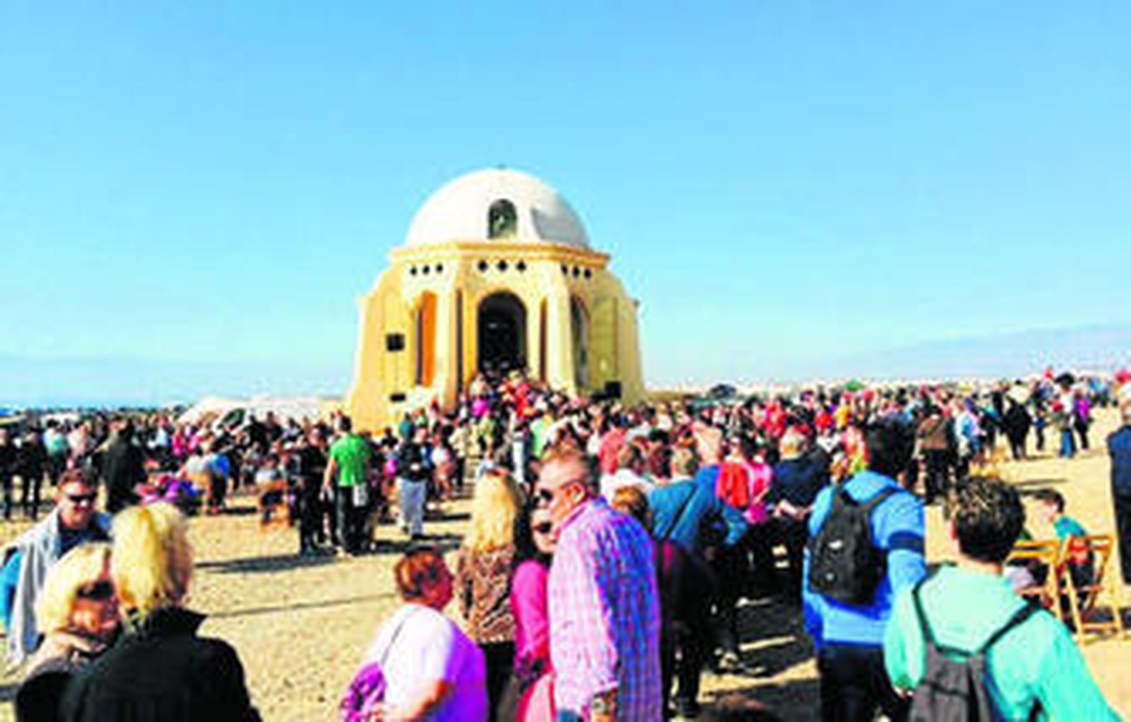 El tiempo acompañó a que la Ermita fuese un hervidero de gente durante todo el día.