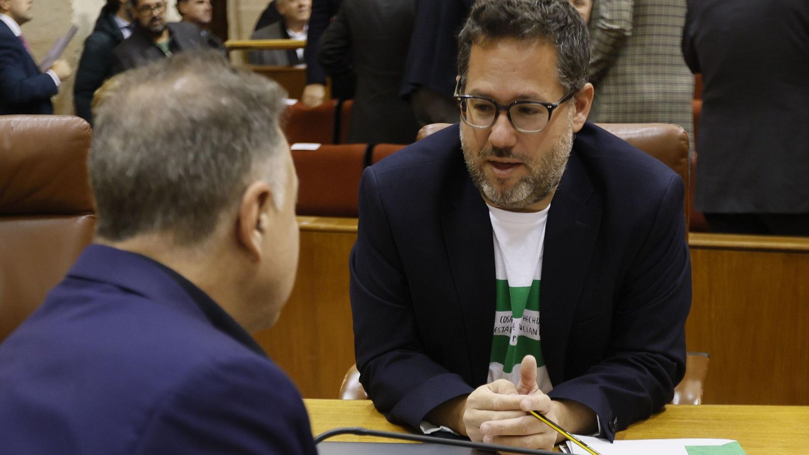 José Ignacio García (Adelante) conversa con Juan Antonio Delgado (Podemos).