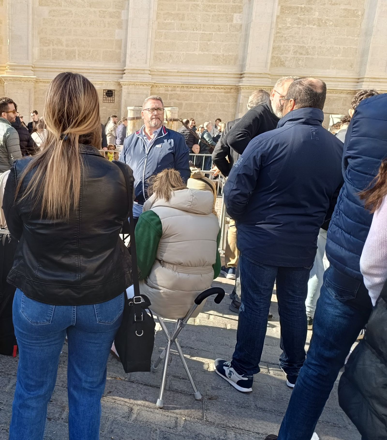 Las sillas plegables también tuvieron cabida en la procesión.