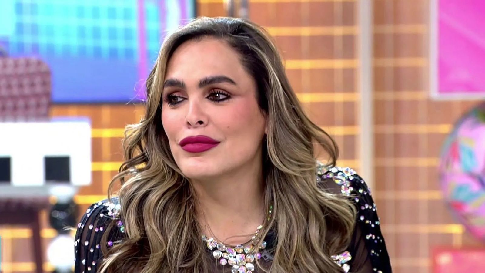 Amor Romeira, tras confesar que estaba ilusionada, ha sido pillada mientras se besaba con otra persona.