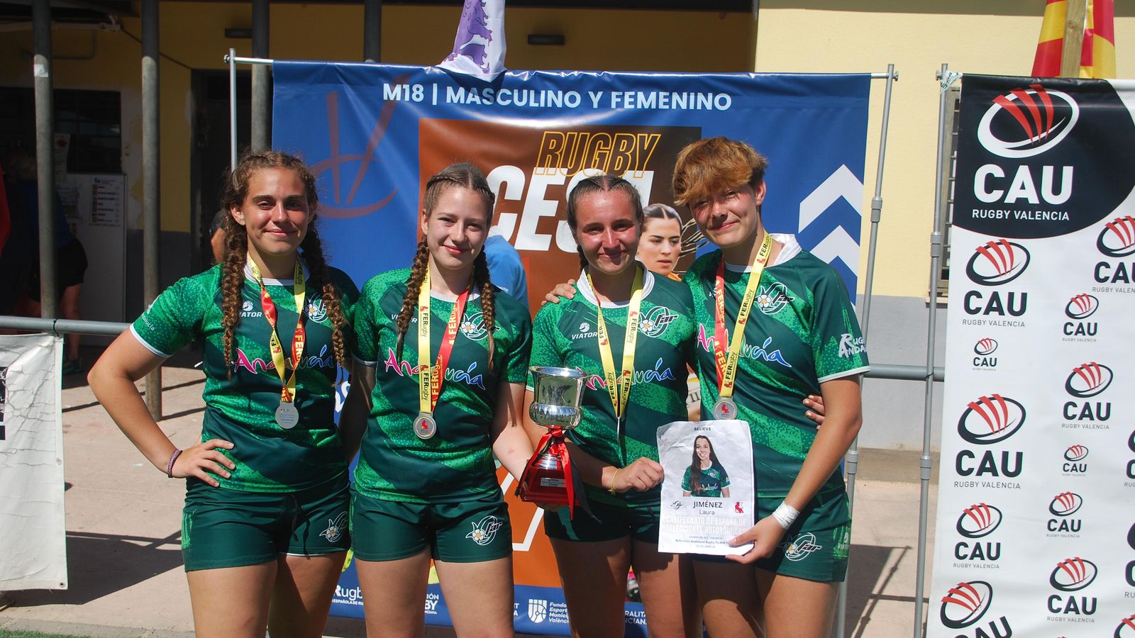 Laura Cruz, Ana Camero, Ainara García y Marina Jándula, con su medalla y una imagen de su compañera Laura Jiménez.