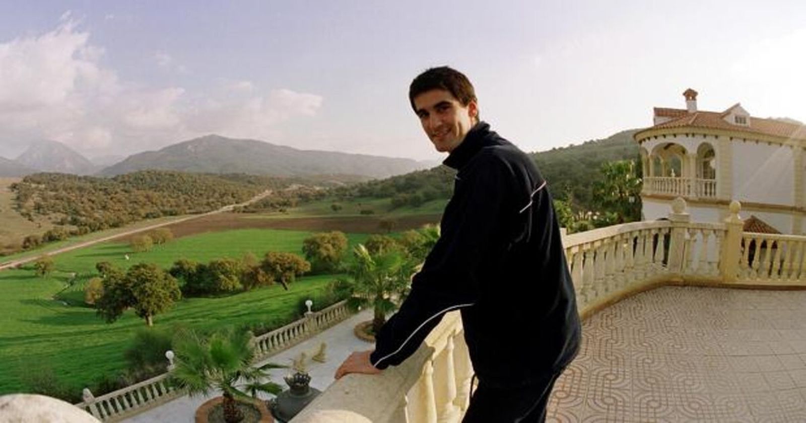 Jesulín, en una terraza de Ambiciones desde la que se observa casi toda la finca.