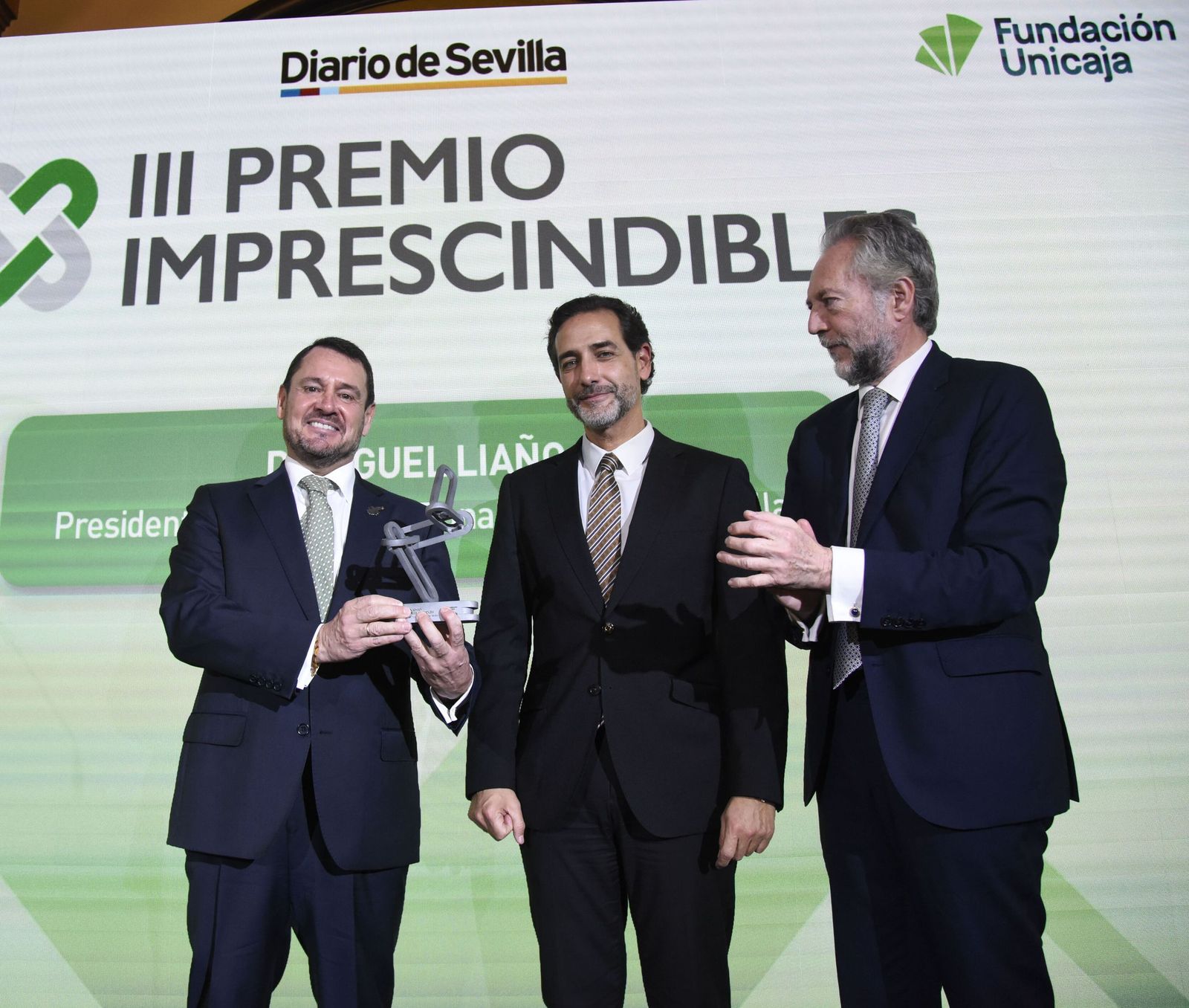 El presidente de la Casa Ronald McDonald de Sevilla, Miguel Liaño, con el premio, junto al director de Relaciones con los Stakeholders de la Fundación Unicaja, Miguel Gil, y el presidente del Grupo Joly, José Joly.
