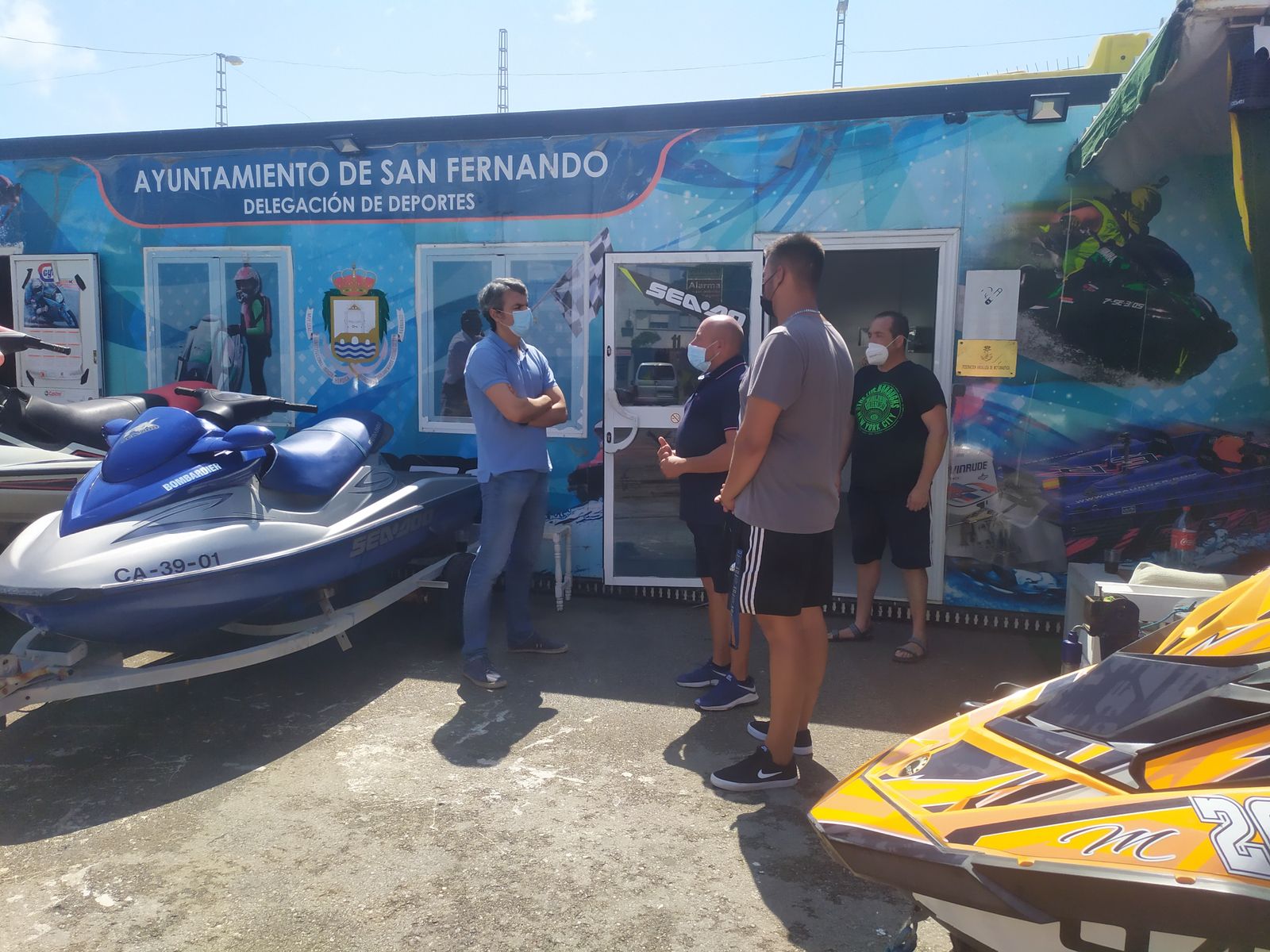 Fran Romero con representantes del club Islajet en La Magdalena.