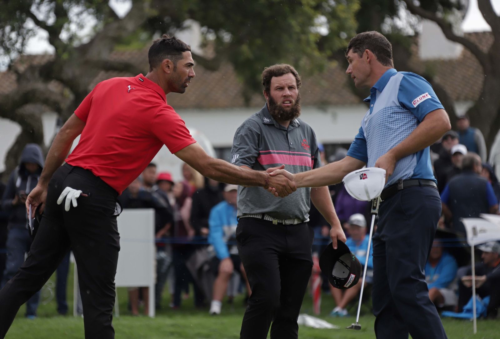 Álvaro Quirós saluda a Harrington en presencia de Johnston