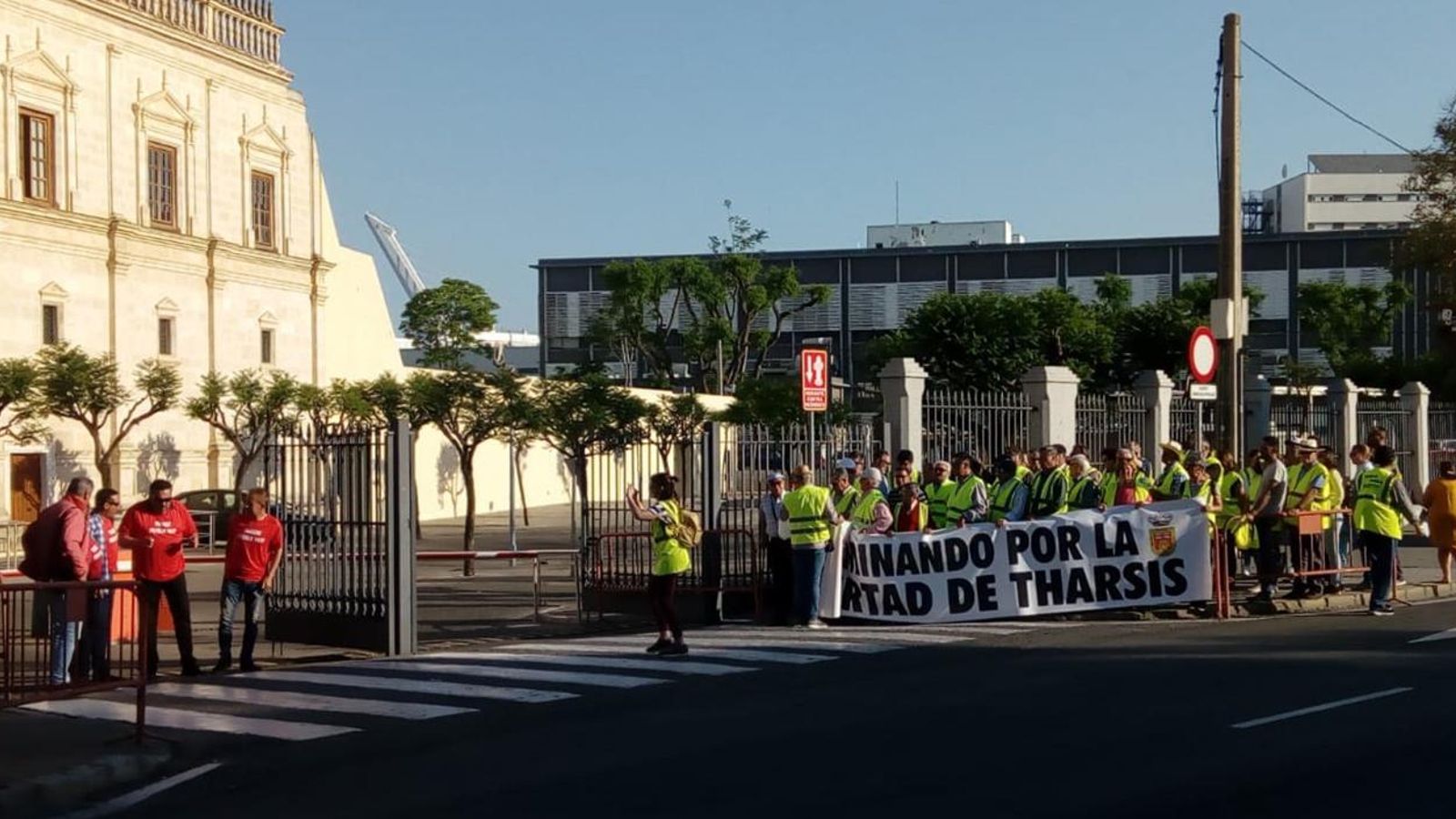Los tharsileños se trasladaron a Sevilla coincidiendo con el pleno en el Parlamento. Los tharsileños se trasladaron a Sevilla coincidiendo con el pleno en el Parlamento.