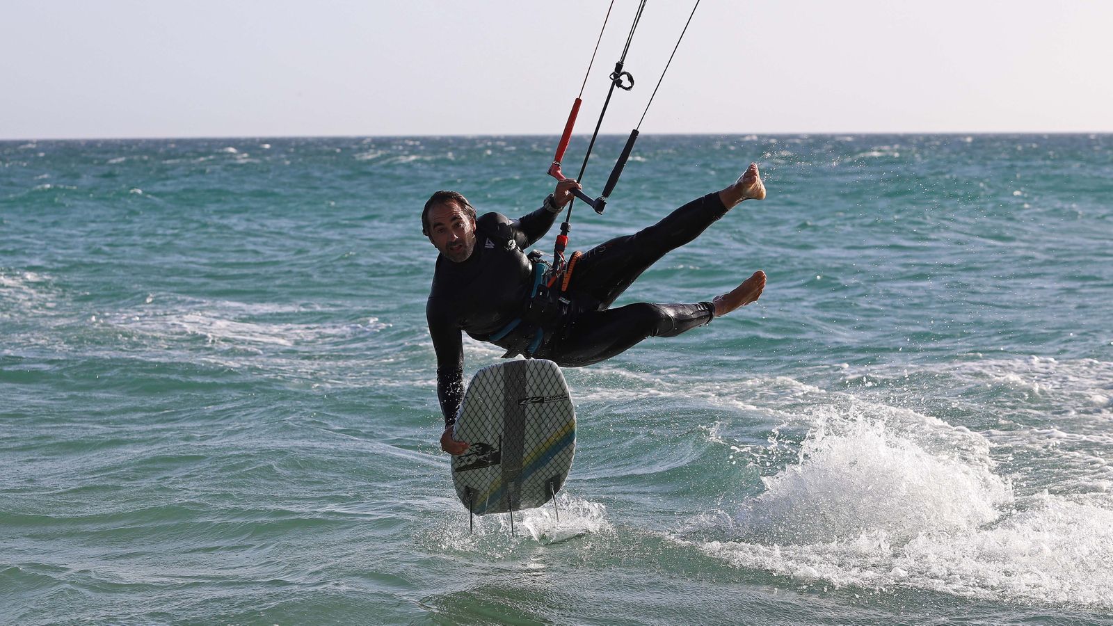 Fonsy Delgado rinde homenaje a Paco de Lucía en las playas de Tarifa