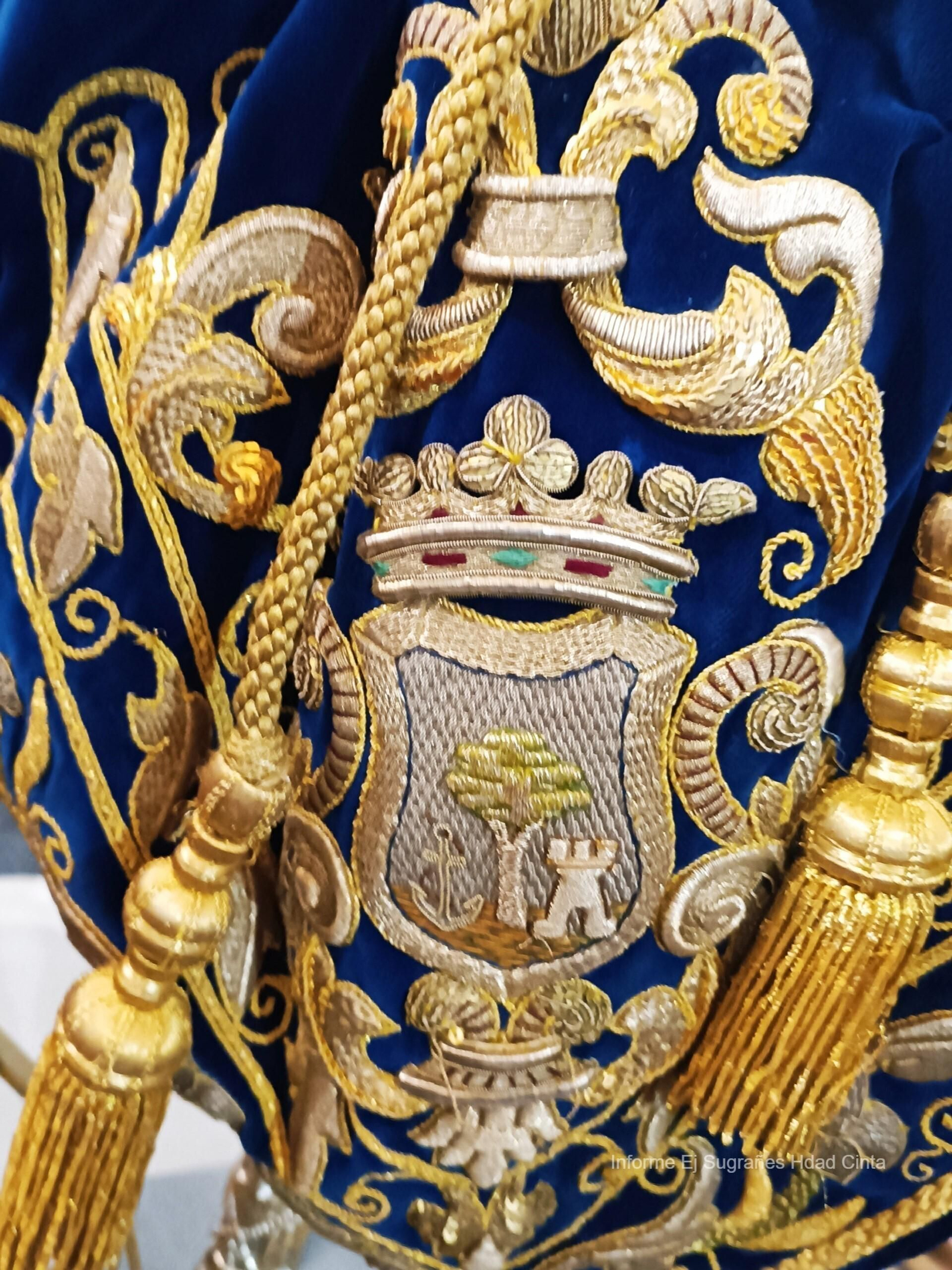 El escudo de Huelva en los bordados del guion.