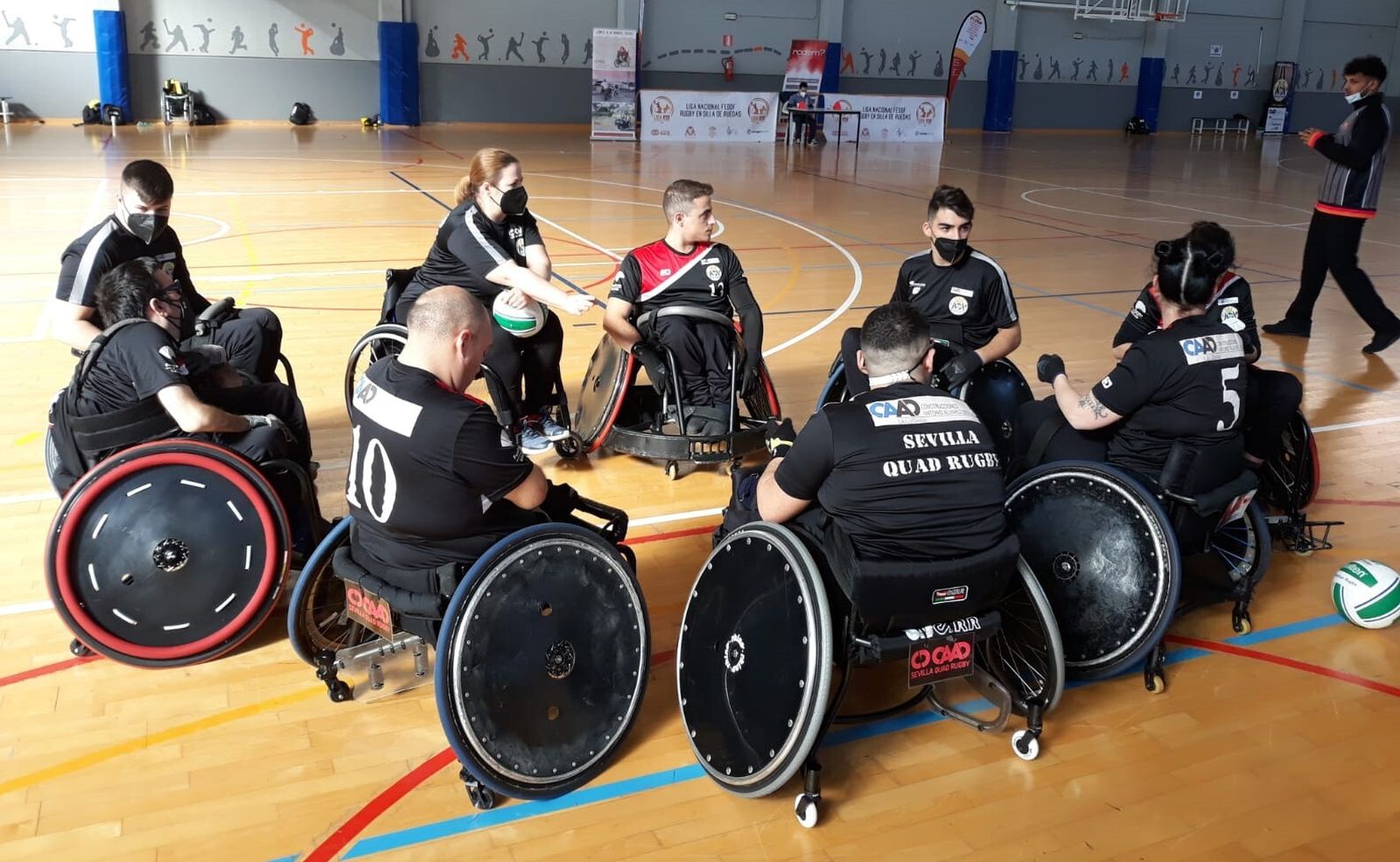 El equipo del CAAD Sevilla, antes de un partido en Valencia.