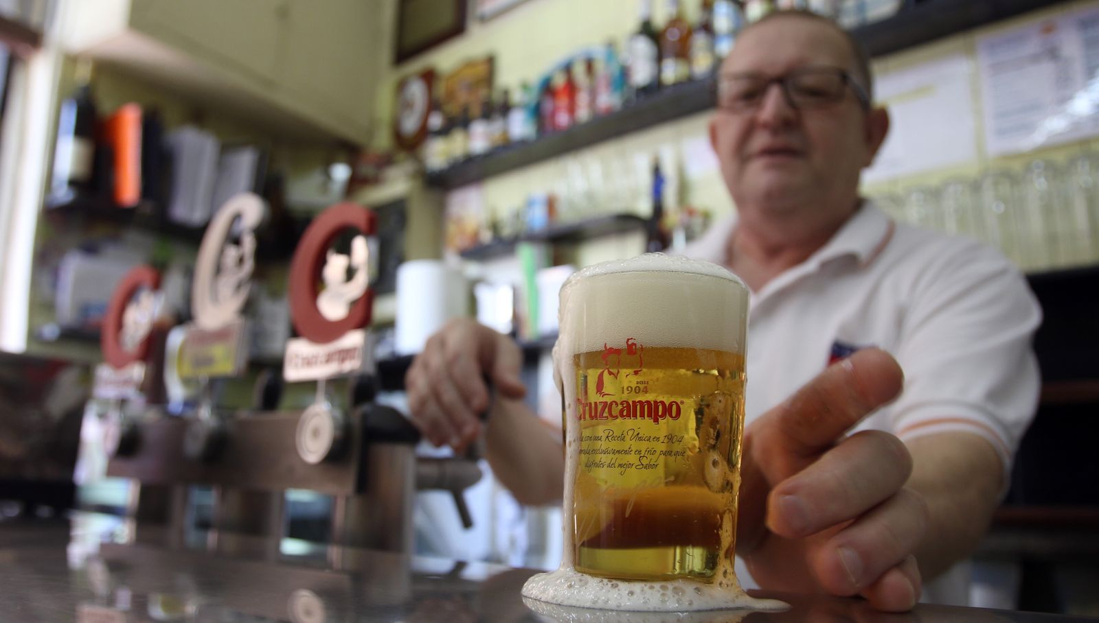 Manuel Carrasco sirve una caña de cerveza en el Bar Correo.