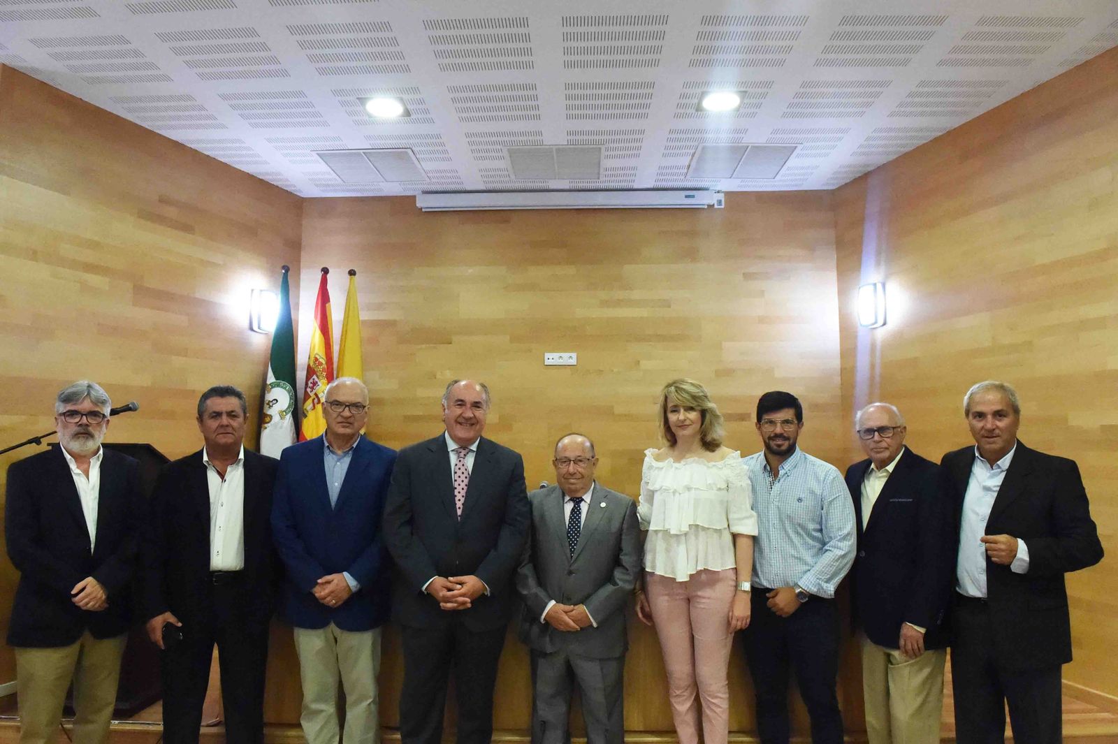 Francisco López, en el centro, cuando fue nombrado presidente honorario de AEPA en 2019.
