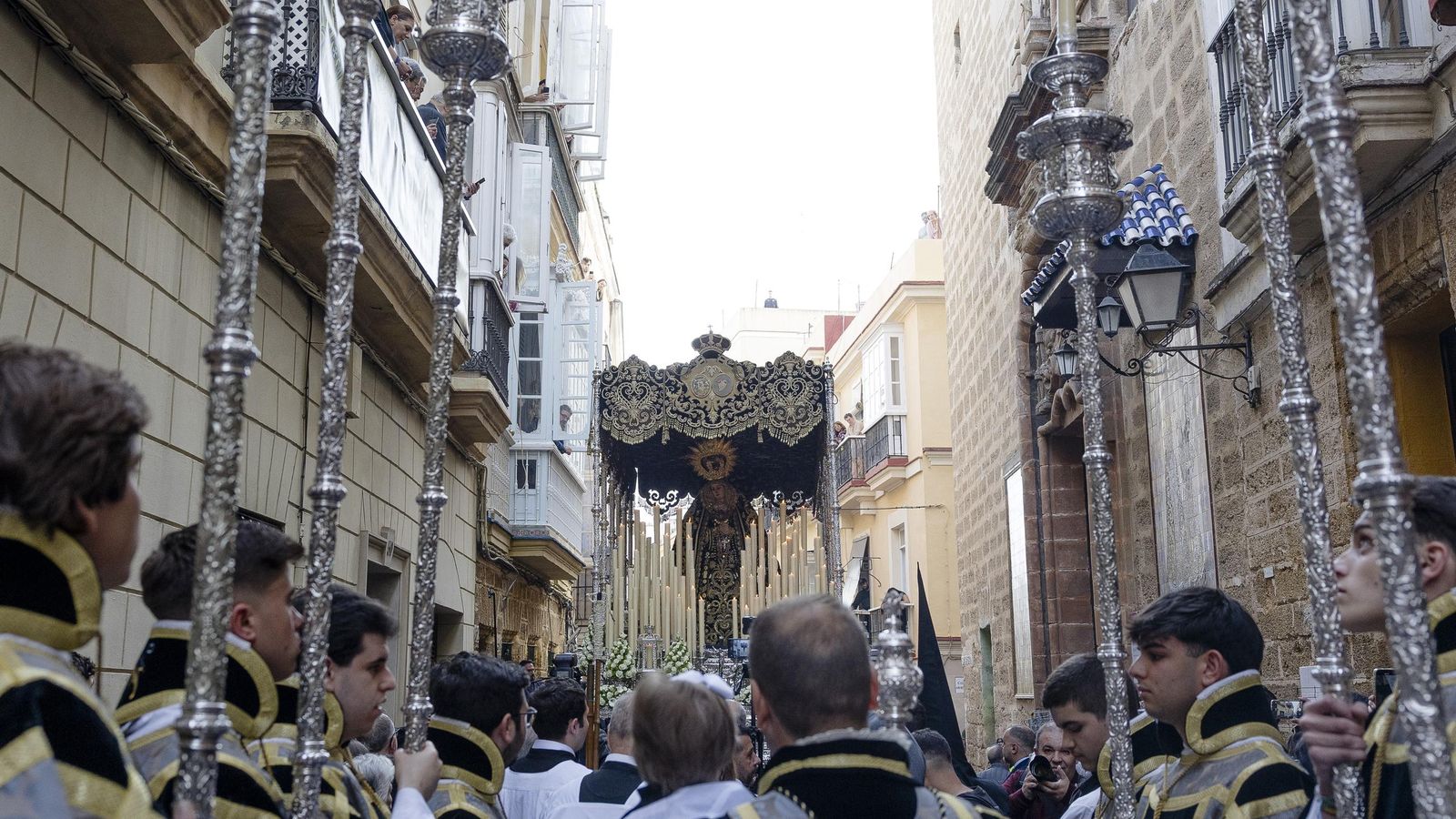 Imágenes de la procesión de la Virgen de los Dolores de Servitas en Cádiz