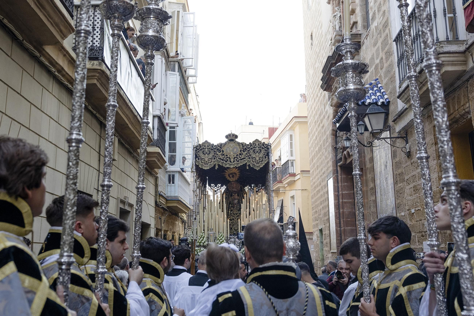 Imágenes de la procesión de la Virgen de los Dolores de Servitas en Cádiz