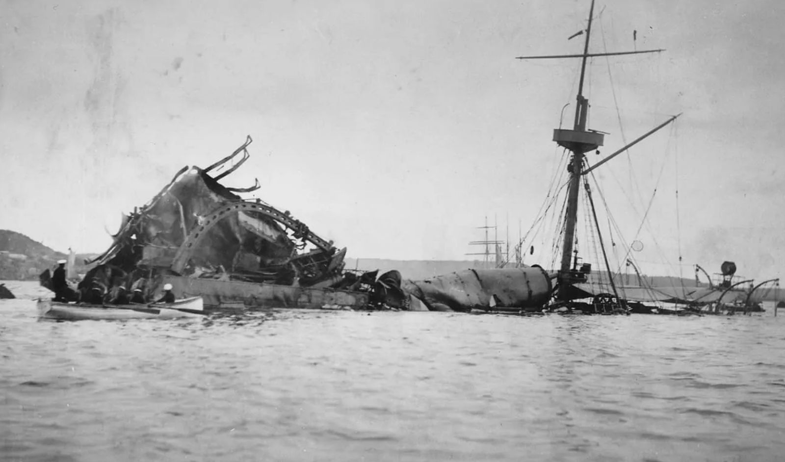 Restos del ‘Maine’ tras la explosion en el puerto de La Habana.