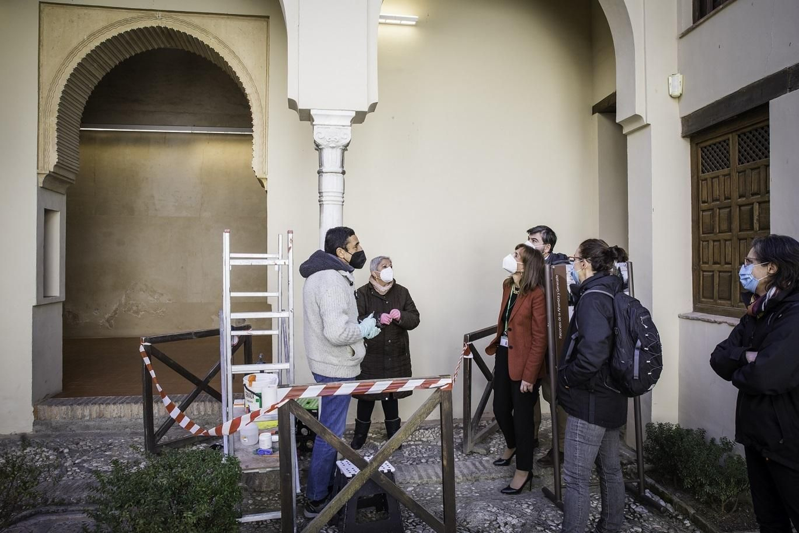 Los trabajos de restauración en cuatro columnas de mármol del patio del Palacio de Dar al-Horra.