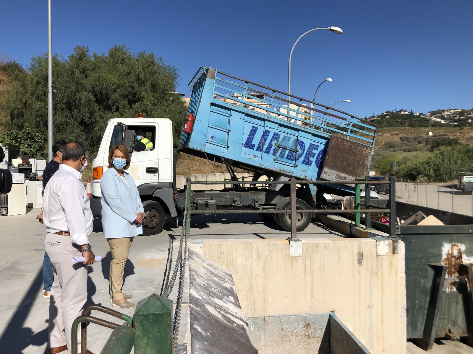 La visita de la alcaldesa de Motril y el concejal de Limpieza al Punto Limpio del municipio.