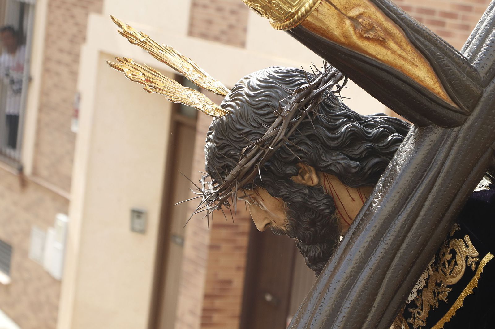 Imágenes del recorrido de la Hermandad de la Redención por las calles de Huelva