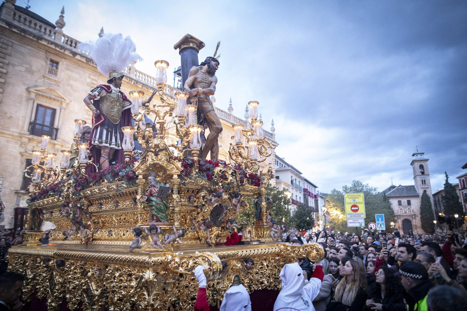 La Aurora alumbra el Jueves Santo de Granada