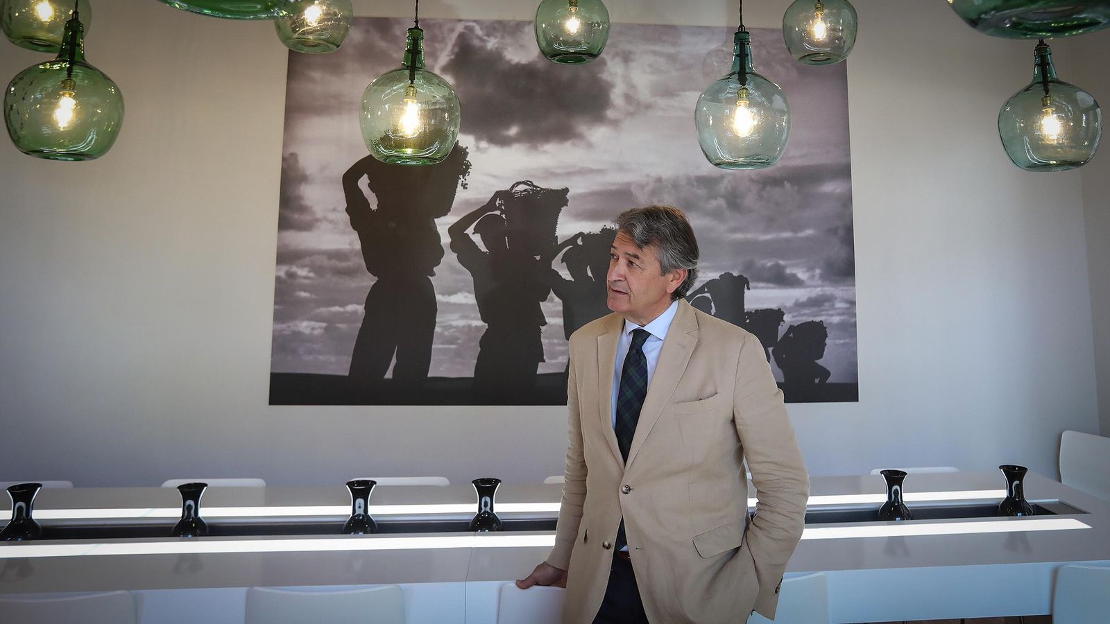 El presidente del Consejo, en la nueva sala de catas del Consejo.