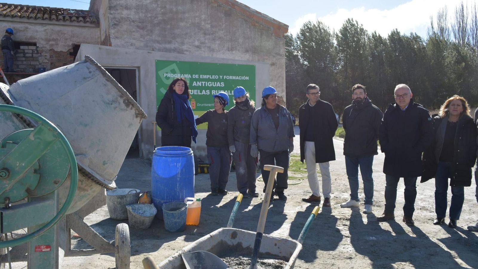 El delegado Javier Martín y el alcalde Pedro Ramos visitan la actuación que se ejecuta en el inmueble