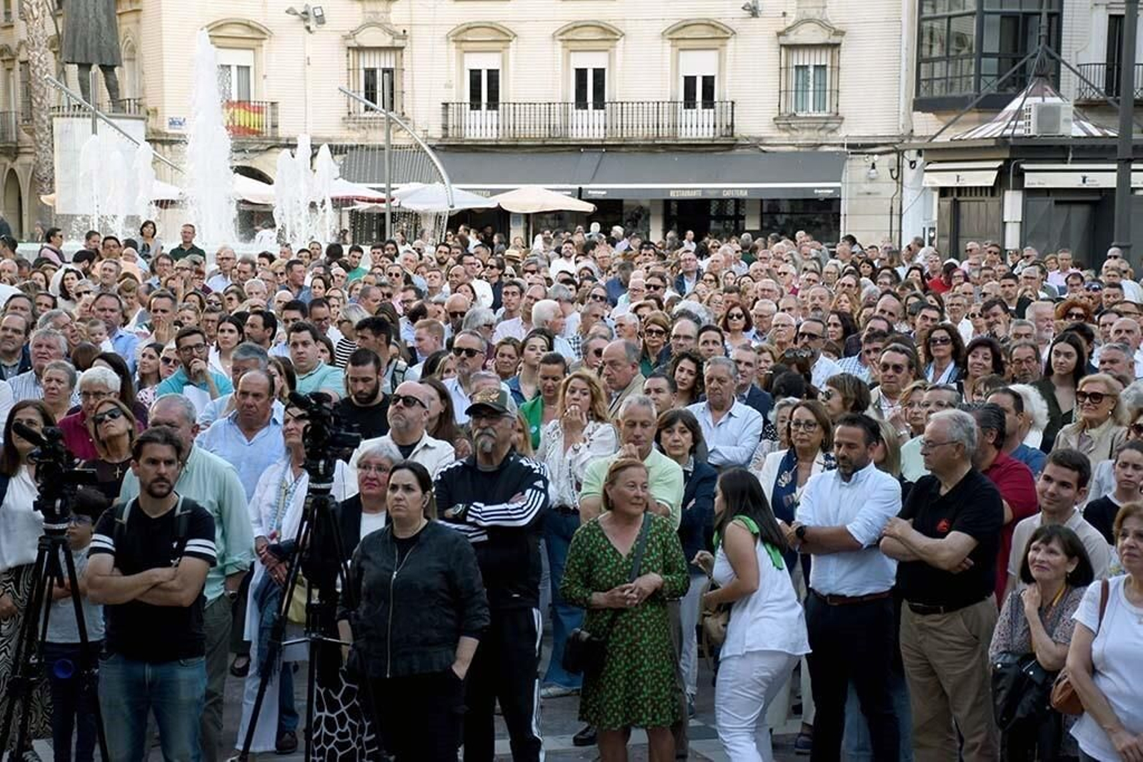 Manifestantes por las infraestructuras en la Plaza de Las Monjas.
