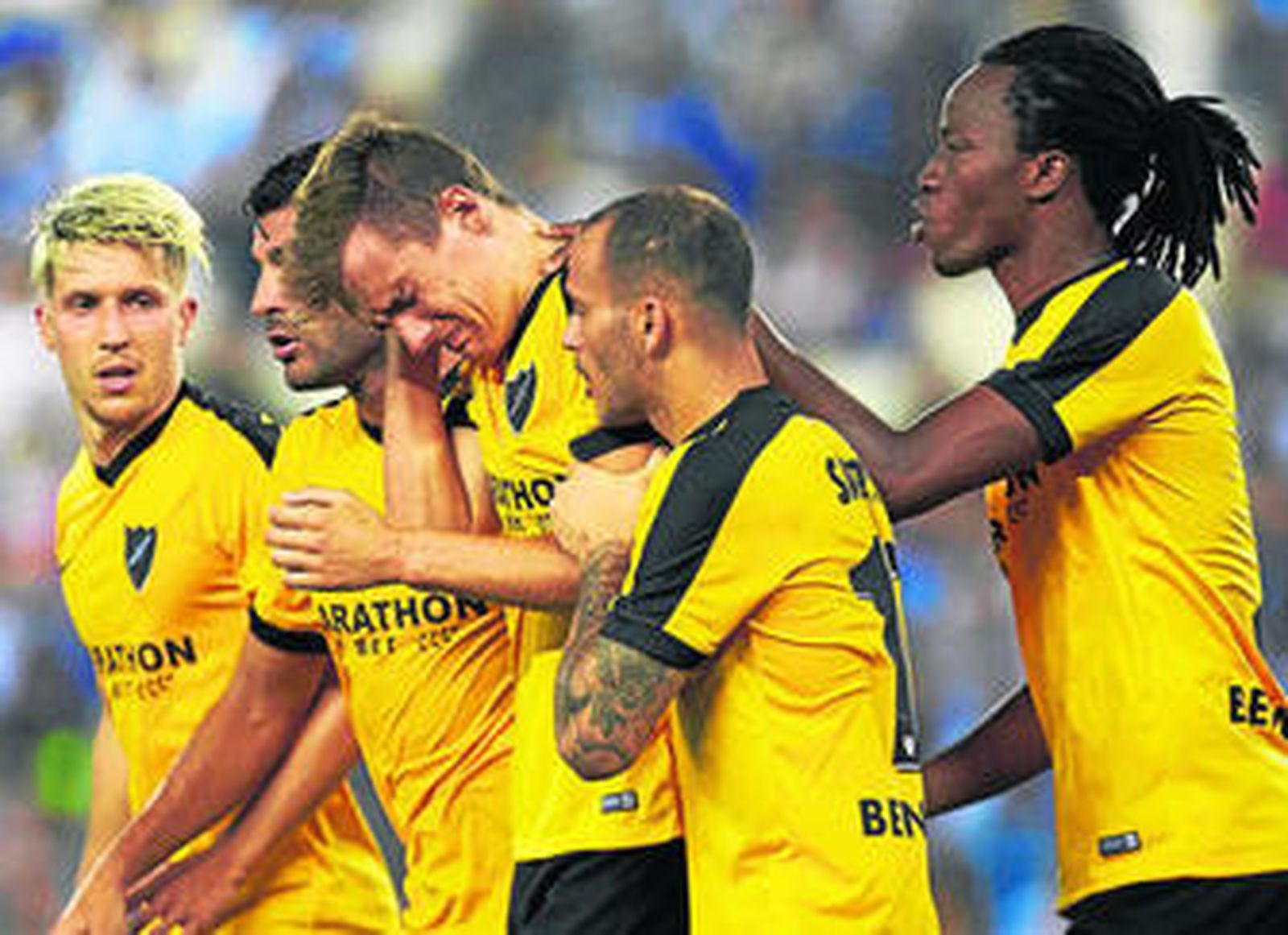 Llorente se queja de un golpe recibido por Roberto en el momento del 2-1.