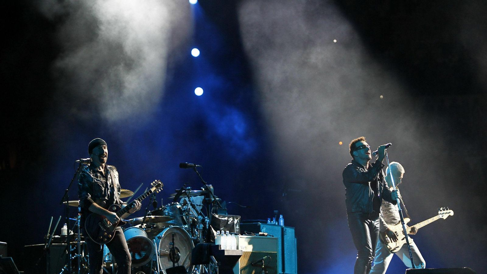 U2 actuando en el Estadio de la Cartuja.