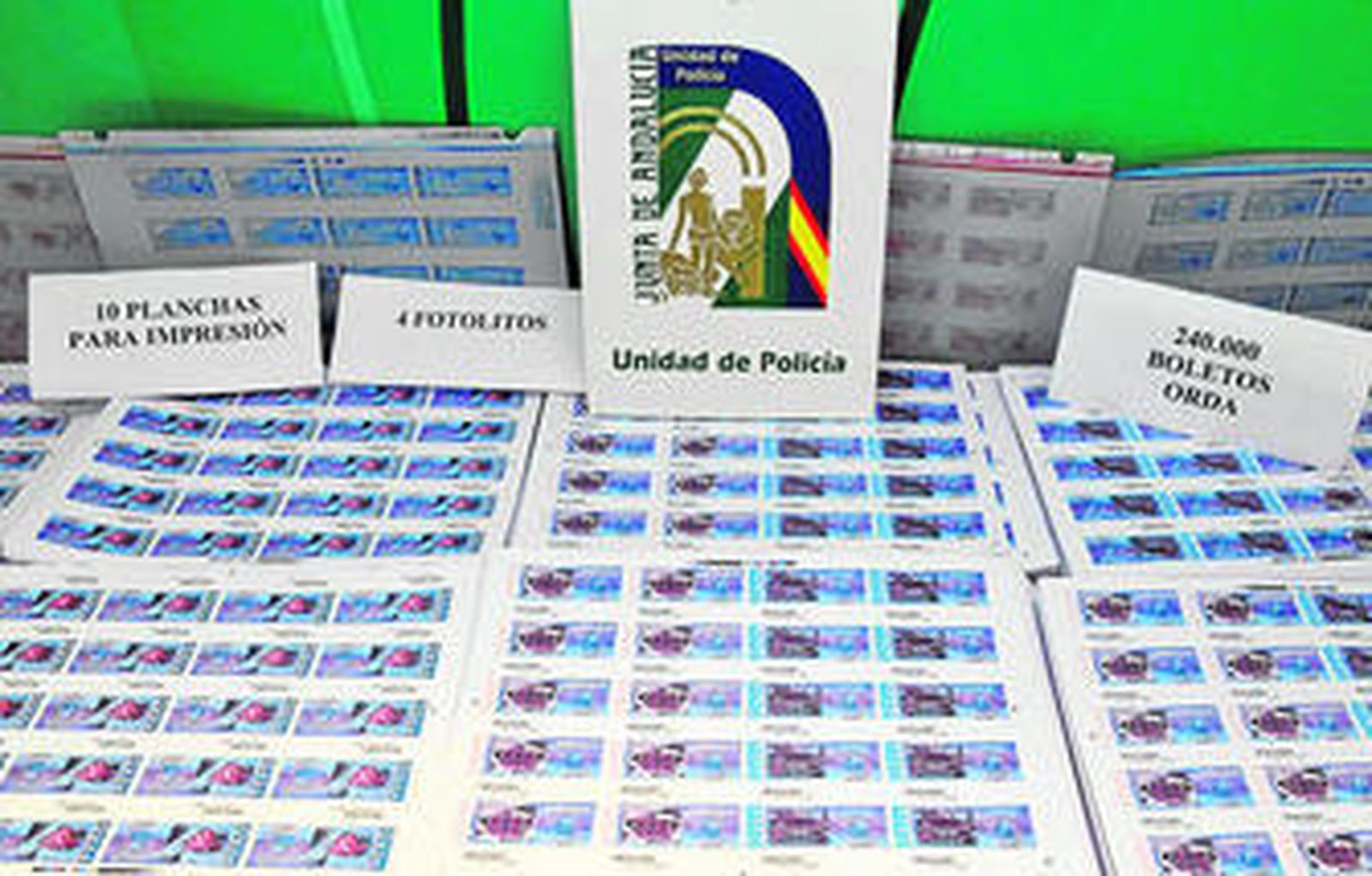 En la imagen, los numerosos boletos en fase de preparación para su venta intervenidos en Algeciras.