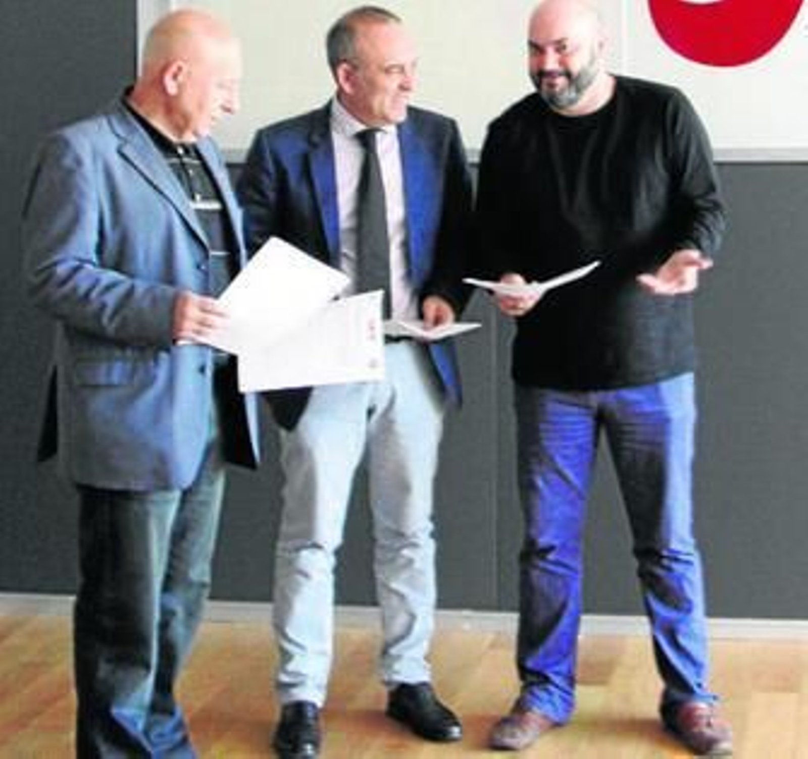García Aragonés, Bados y Vacas tras la firma del acuerdo. García Aragonés, Bados y Vacas tras la firma del acuerdo.