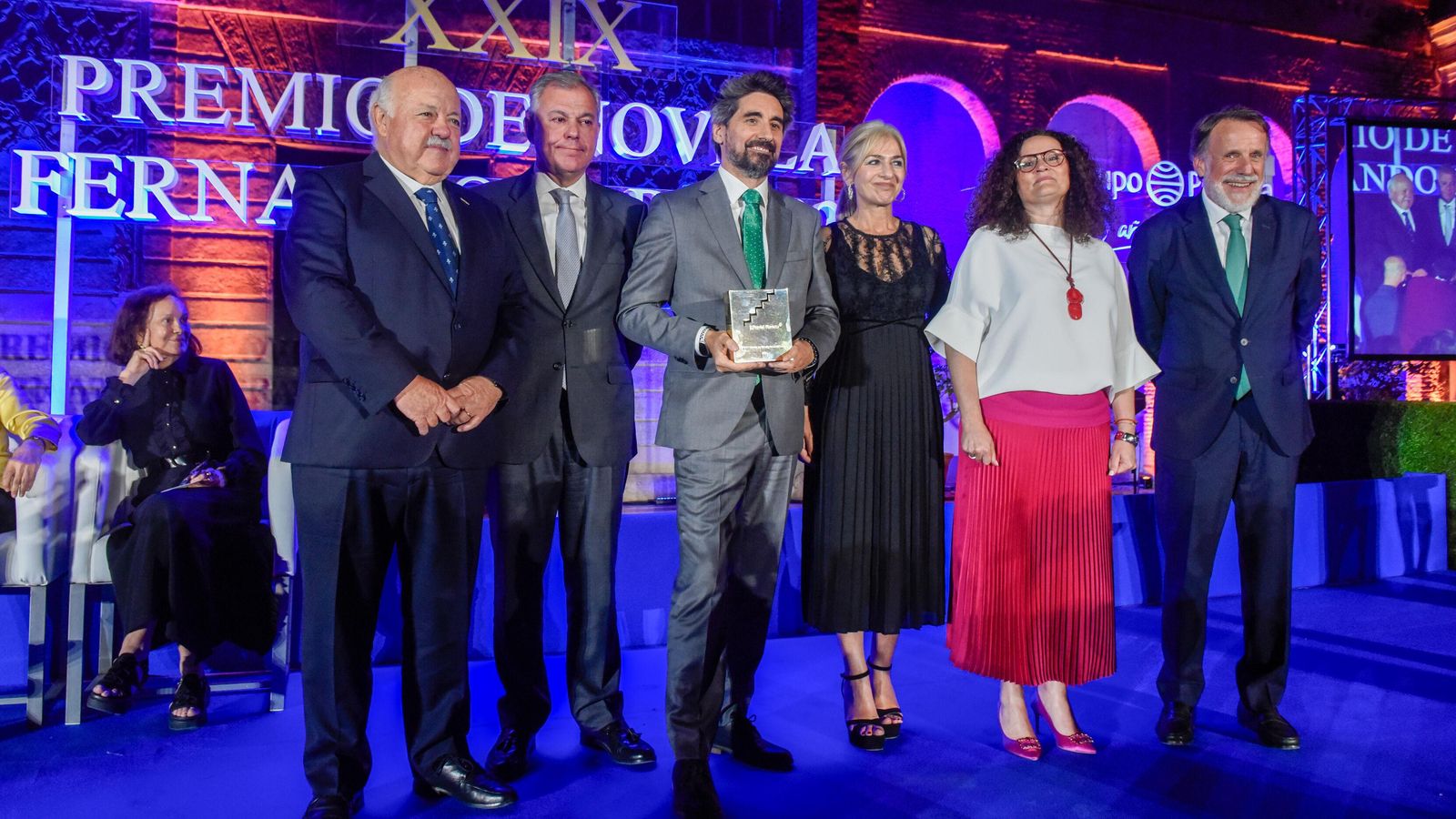 Con el presidente del Parlamento andaluz Jesús Aguirre, el alcalde de Sevilla José Luis Sanz, la consejera de Desarrollo Educativo Patricia del Pozo, la presidenta de la Fundación Axa Olga Sánchez y el presidente del Grupo Planeta José Creuheras.